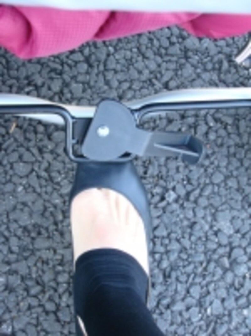 ストッパーは、ヒールでもそれほど気にならずに上げ下げできる、スムースな形状