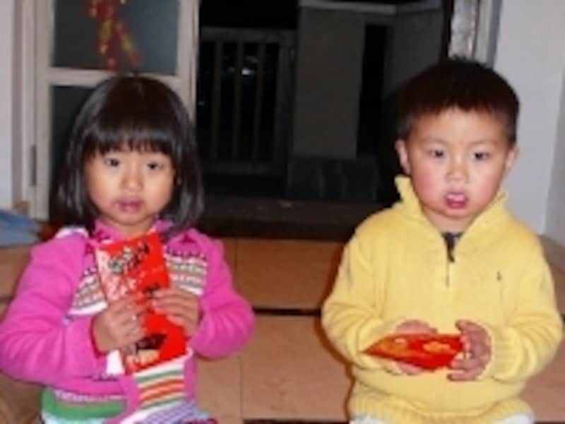 お年玉をもらった子供たち