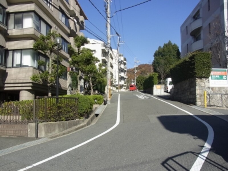 丘陵地のマンション、池田市