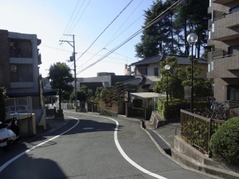 丘陵地のマンション、池田市