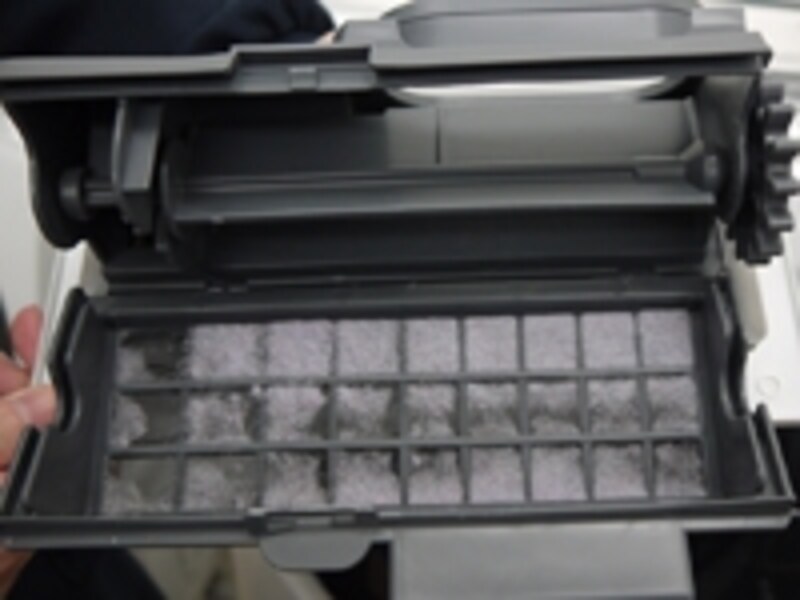 乾燥の度にお手入れが必要な「乾燥フィルター」は、簡単にお手入れできるのが◎