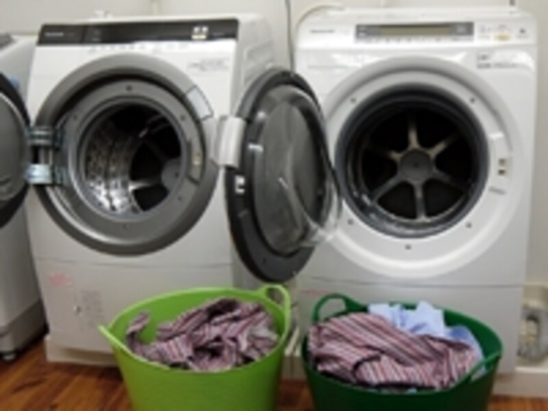 ドラムを「ななめ」にした独自の発想は、その後の歴代モデルに受け継がれている（左が2009年モデル・右が2010年モデル）