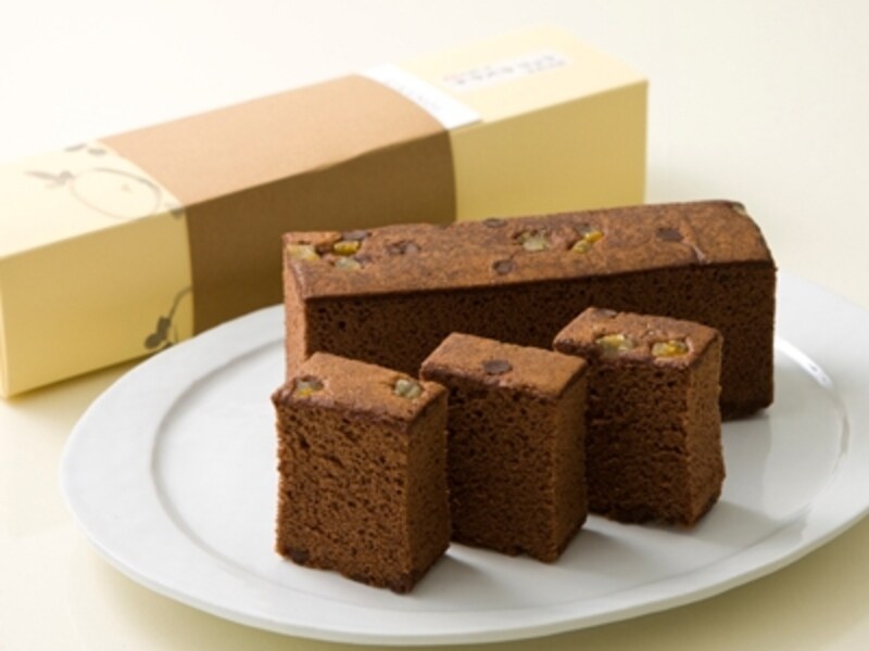 「菊乃井」の「発芽玄米柚子チョコカステラ」(1本1,600円)トパーズをイメージしたもの。