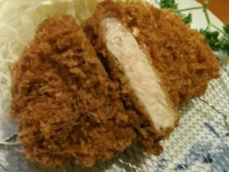 やわらかくジューシーなトンカツは絶品。上ロース150gの定食で1575円