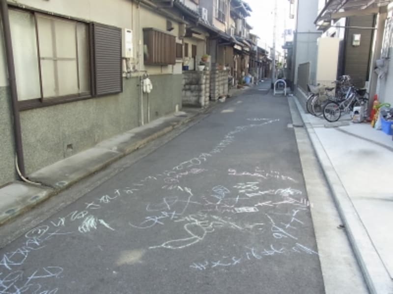 岸和田、歩道の落書き