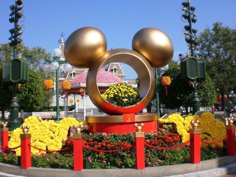 メインストリートの飾り、木にはライシー（お年玉）