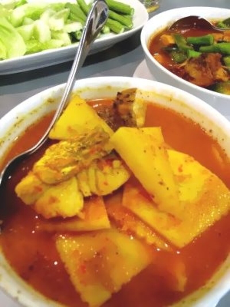 南部料理のカレーは激辛だが、病みつきになり一度食べ始めるとやめられなくなる