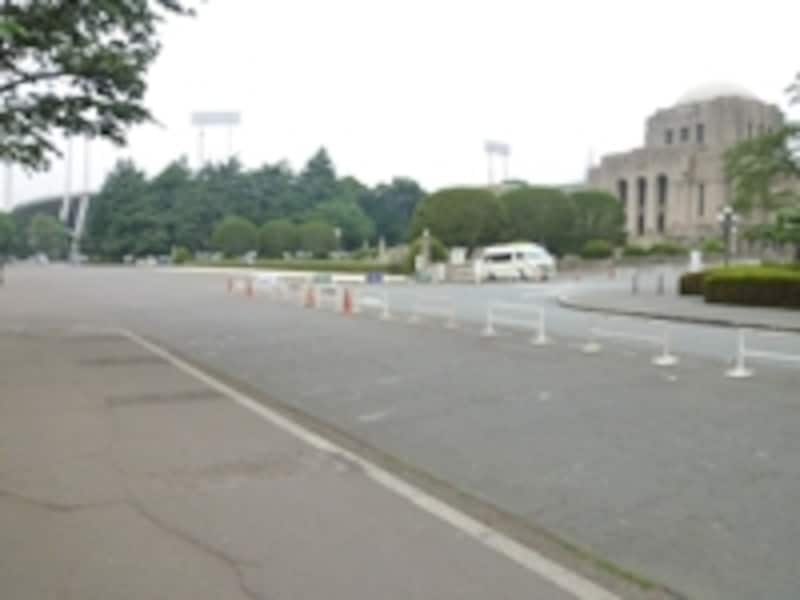 絵画館前広場は絶好の集合場所