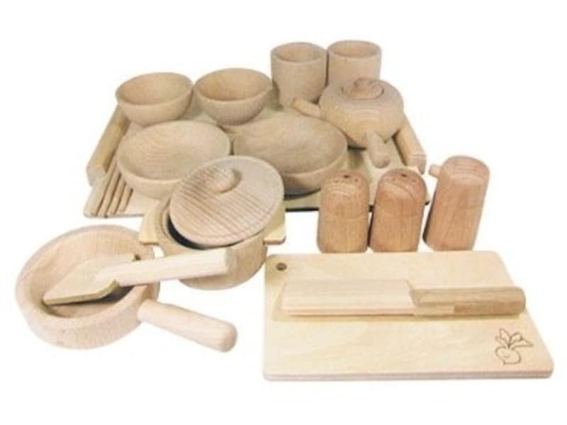 食器や料理道具がすべて揃う木製のおままごとセット