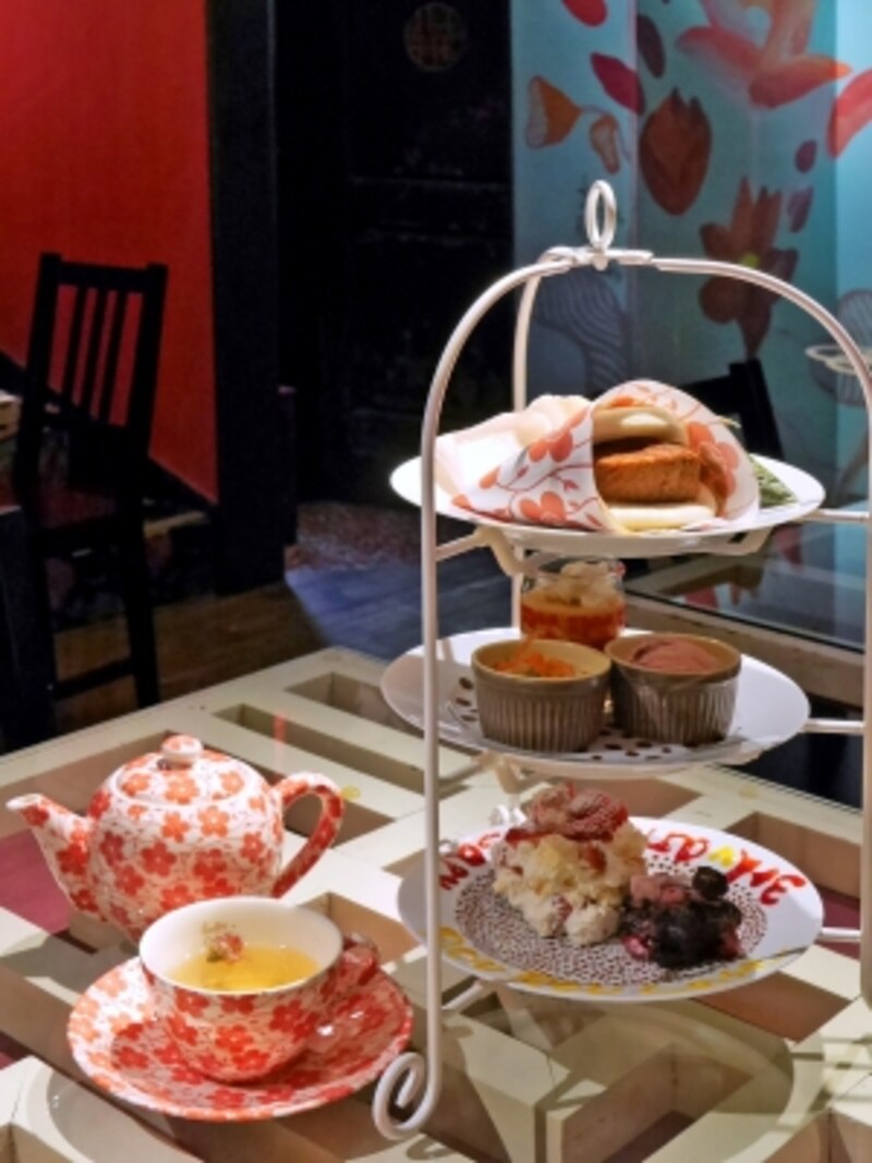 ROUROU Cafe「アフタヌーンティセット」(1人用1800円、2人用3000円、ドリンク付)。画像は1人用、3段のお皿にスイーツやライトミールが乗ったセットで、内容は季節によって変化します(2017年4月10日撮影)