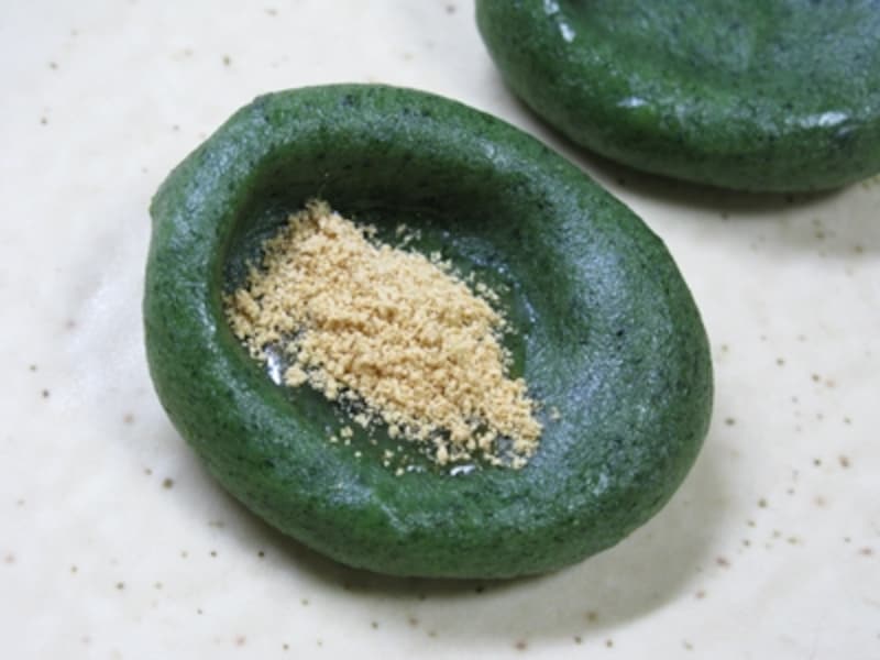 「向じま 志”満ん草餅」の「草餅　あんなし」（きな粉・白みつ付）