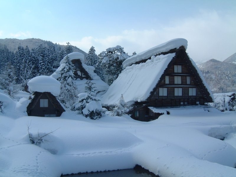 雪に埋もれた白川郷・合掌造りの建物（1）