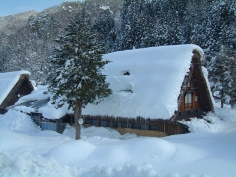 雪に埋もれた白川郷・合掌造りの建物（3）