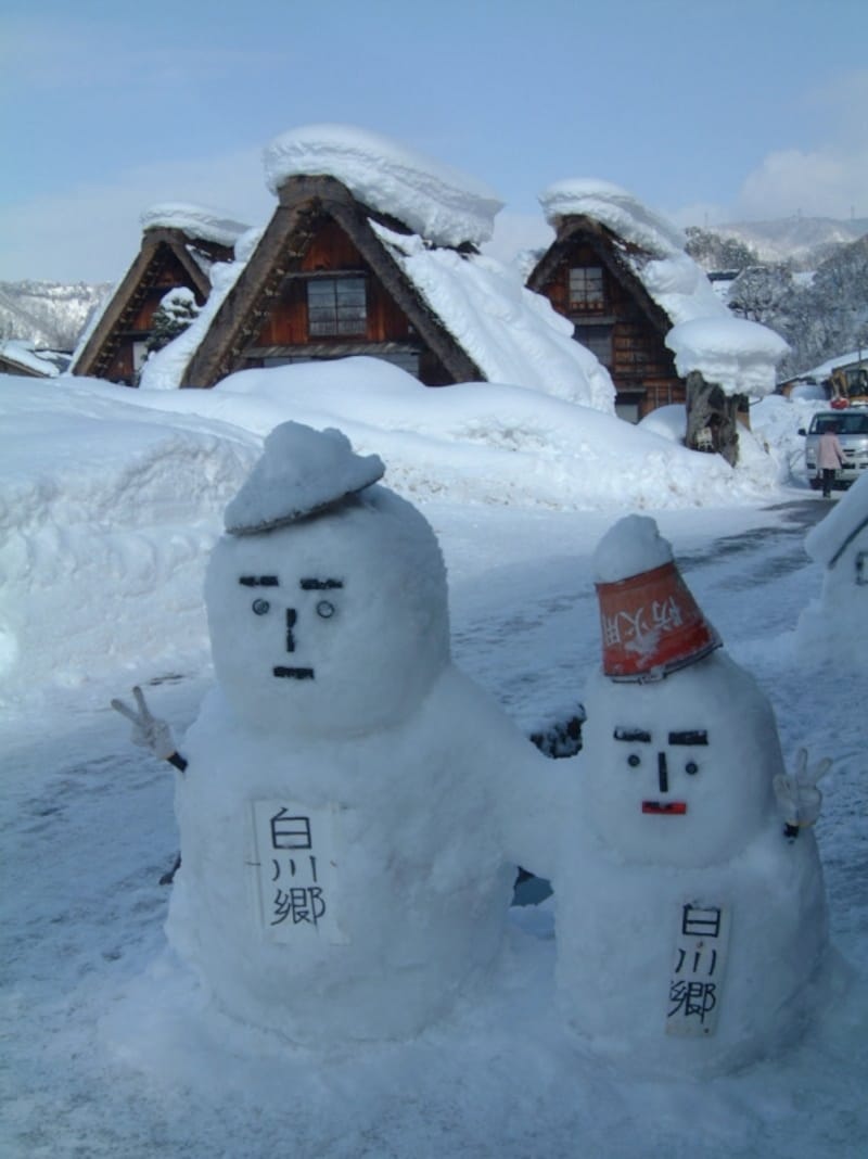 雪だるまと合掌造りの建物