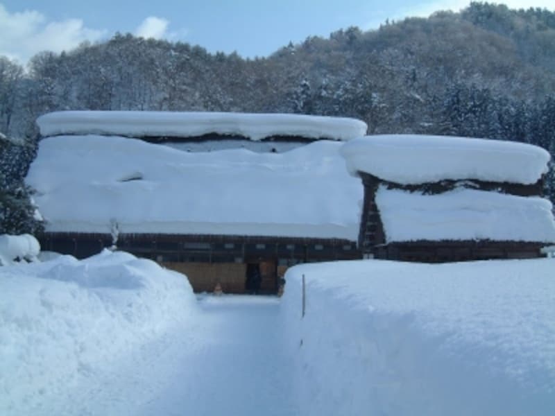 雪に埋もれた白川郷・合掌造りの建物（4）／和田家