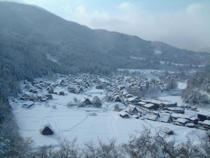 雪に染まる白川郷の合掌造り集落（1）／荻町城址・城山展望台