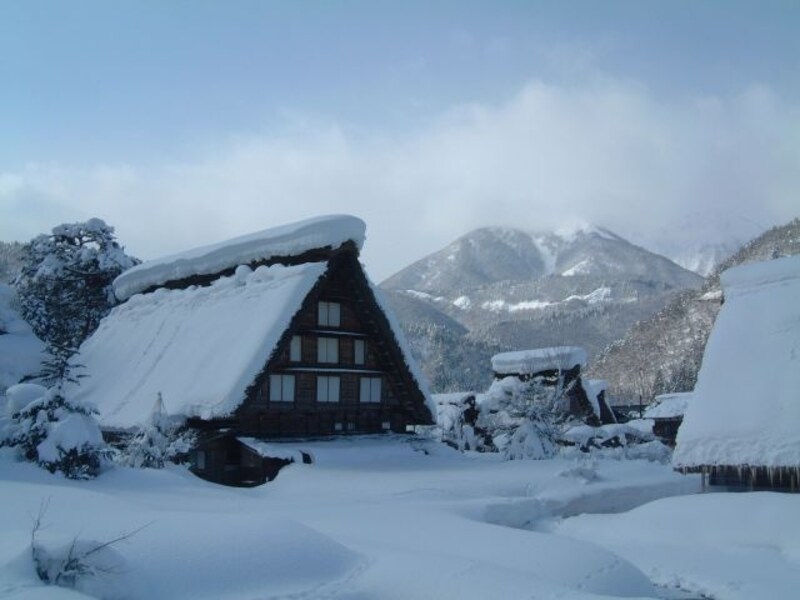 雪に埋もれた白川郷・合掌造りの建物（2）