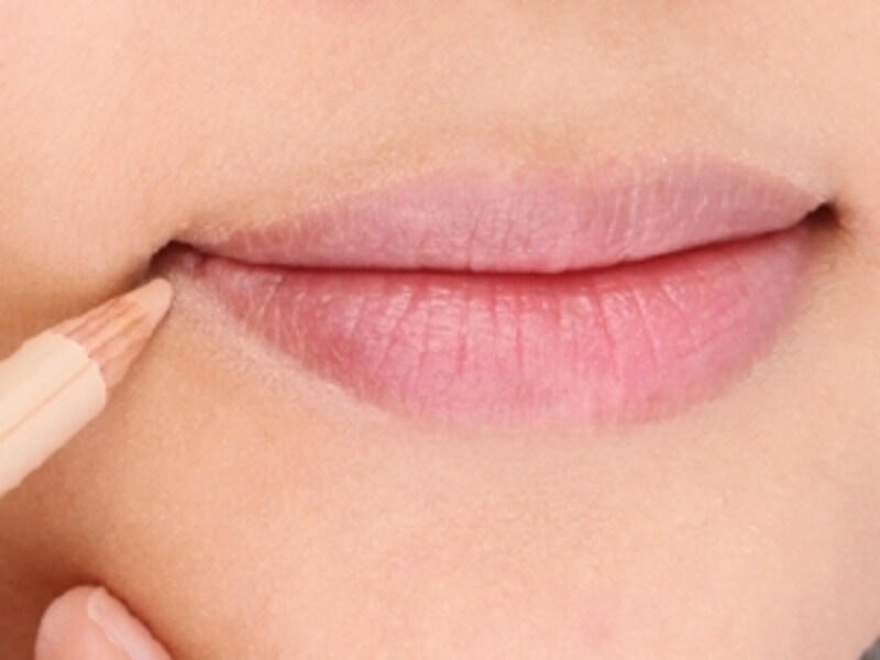 リップコンシーラーで口角アゲ