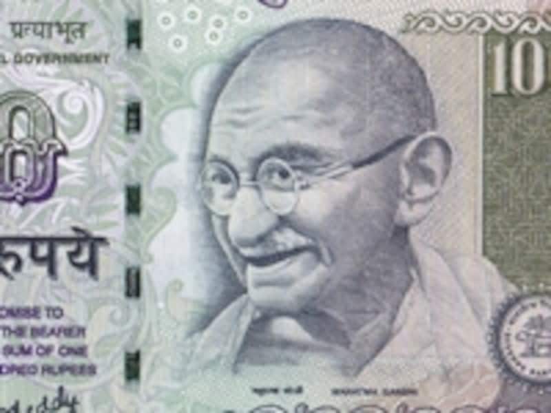 100ルピー札アップ。どのお札にもガーンディー（ガンジー）の顔が印刷されています。(C) H Fuyuno
