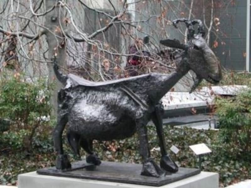 シュールなヤギの彫刻はピカソの作品