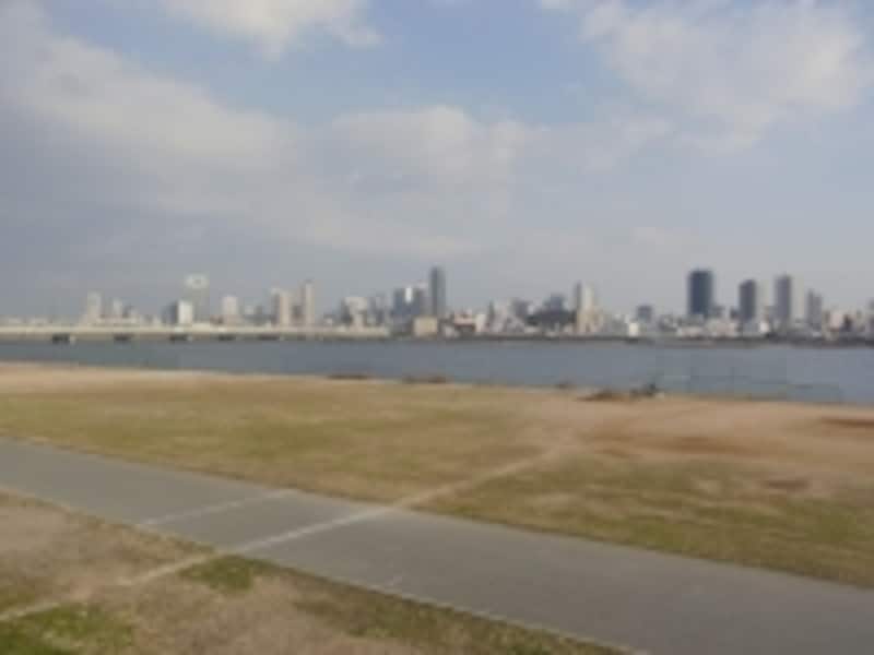 塚本界隈から淀川を挟み大阪方面を望む