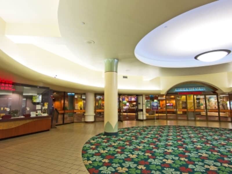 映画館もある屋内型のカハラモー