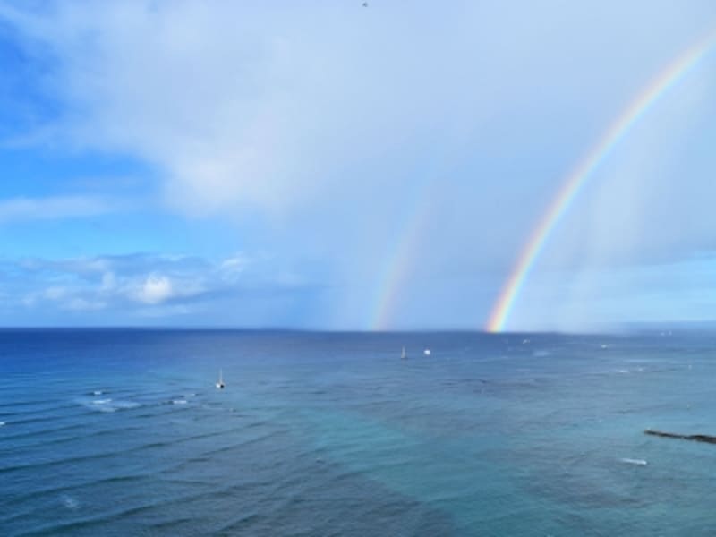 ワイキキの海にかかるダブルレインボー。ダブルレインボーに願い事をするとかなうというジンクスもあ