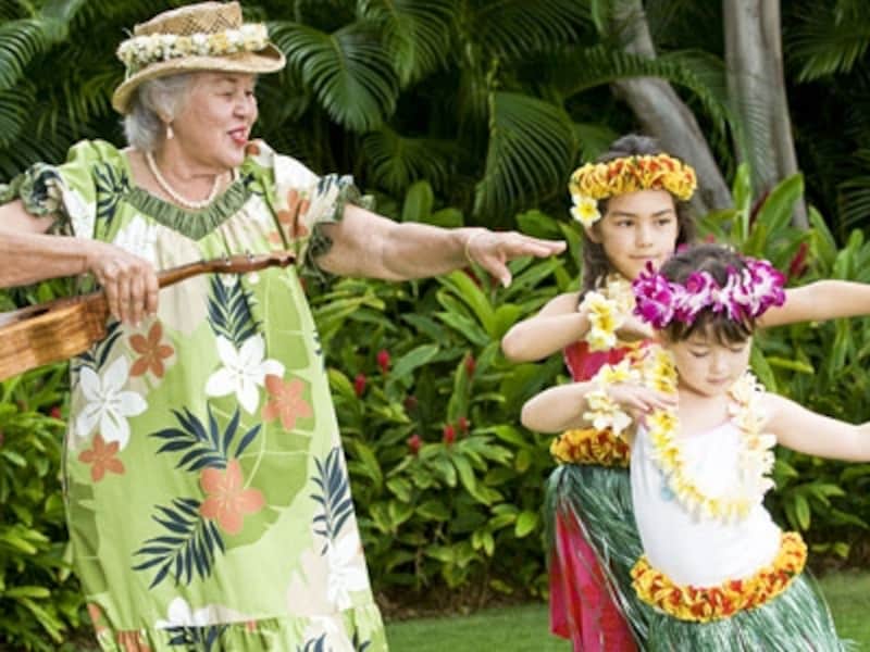 ヒルトン・ハワイアン・ビレッジのフラ・レッスン。大型のリゾートホテルでも宿泊者対象の無料アクティビティを開催
