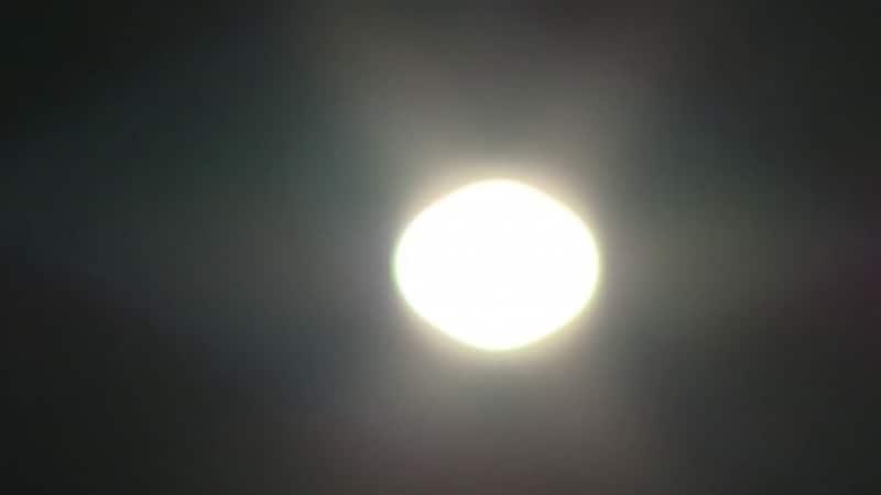 ▲太陽の輪郭はわからないし、形も変型している