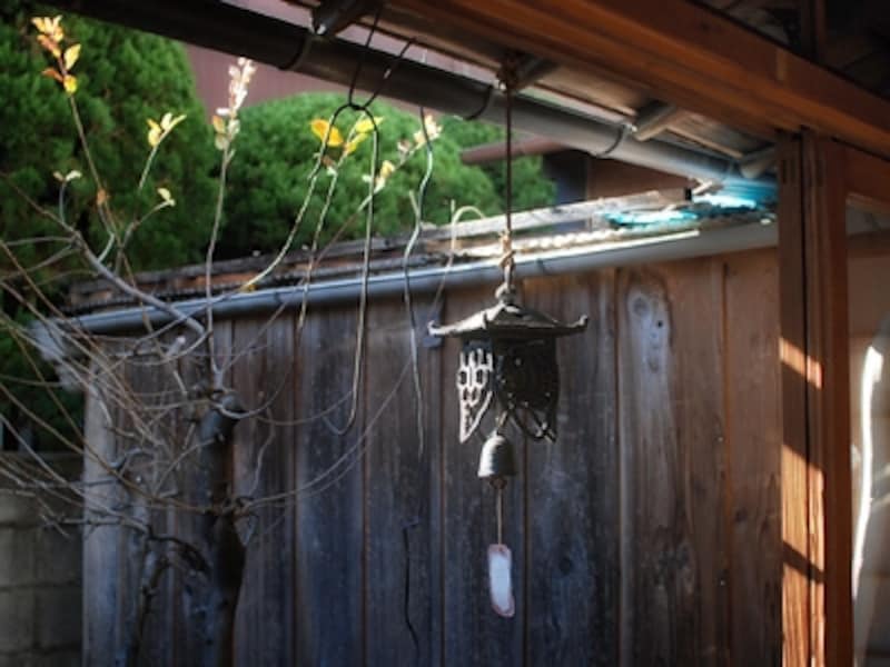 どっしりした量感の南部鉄らしい風鈴を見ると、必ず「くろがねの秋の風鈴鳴りにけり」を思い出します。