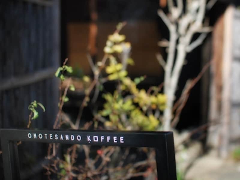 閑静な路地にさりげなく溶けこむスタイリッシュな看板。