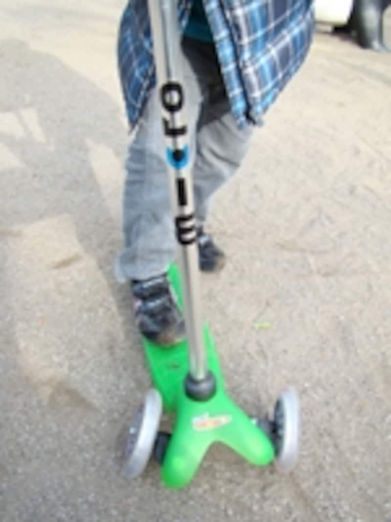 体重移動やハンドルを傾けることで、自然にホイールが曲がる設計