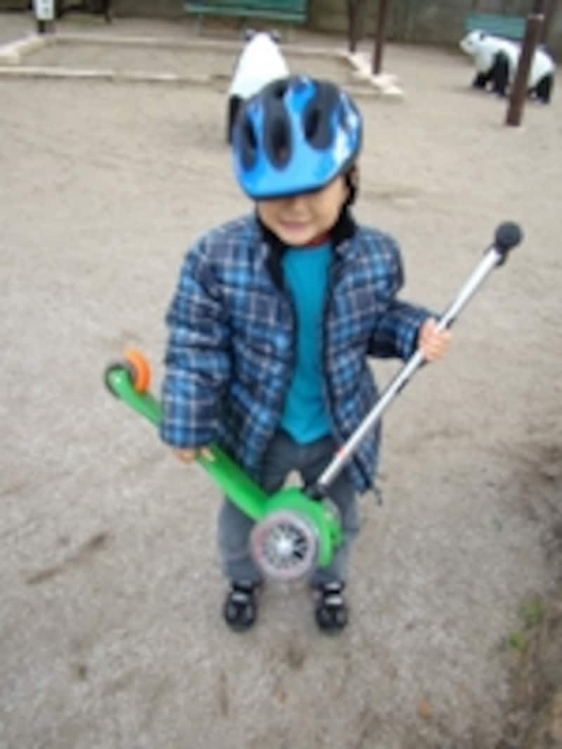 車体重量はわずか1.5kgな上コンパクトなので、幼児でも軽々持ち運べる