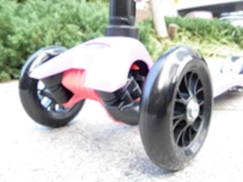 独特のスラローム走行を実現するキモである前輪部分は、取り回しやすい20cm幅にセットされている