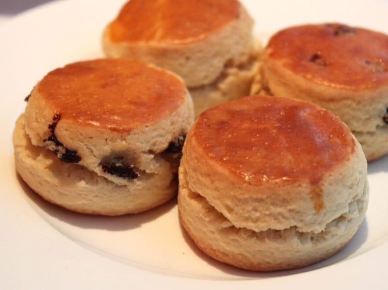 温かいスコーンを出すのがペニンシュラの伝統スタイル