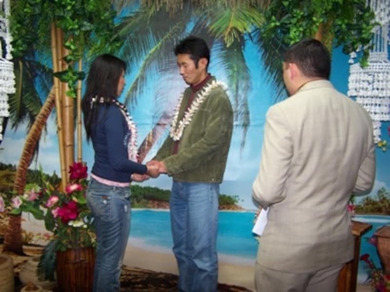 テーマウェディングの代表格ハワイアンウェディング(C)今井