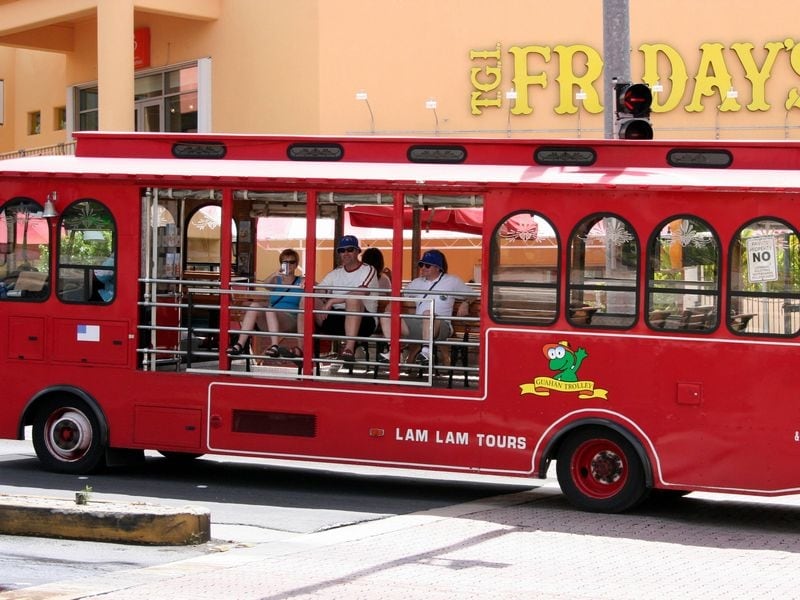 赤いシャトルバス