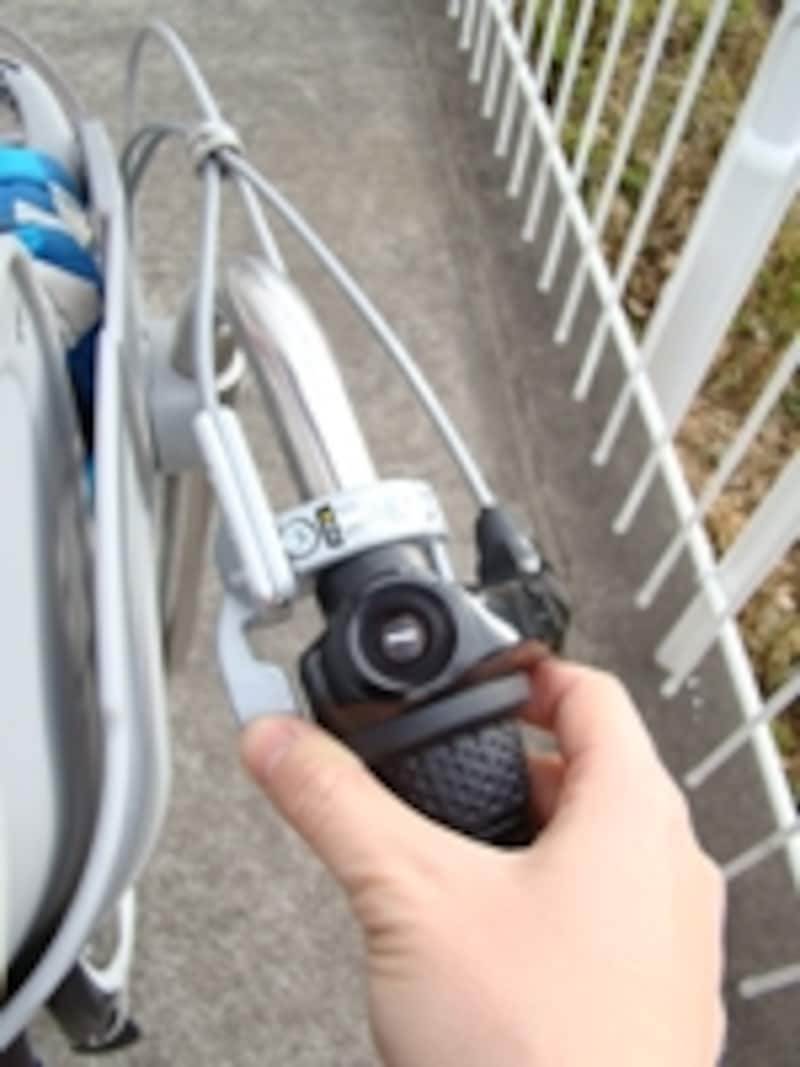 ハンドルロックが手元で操作できる