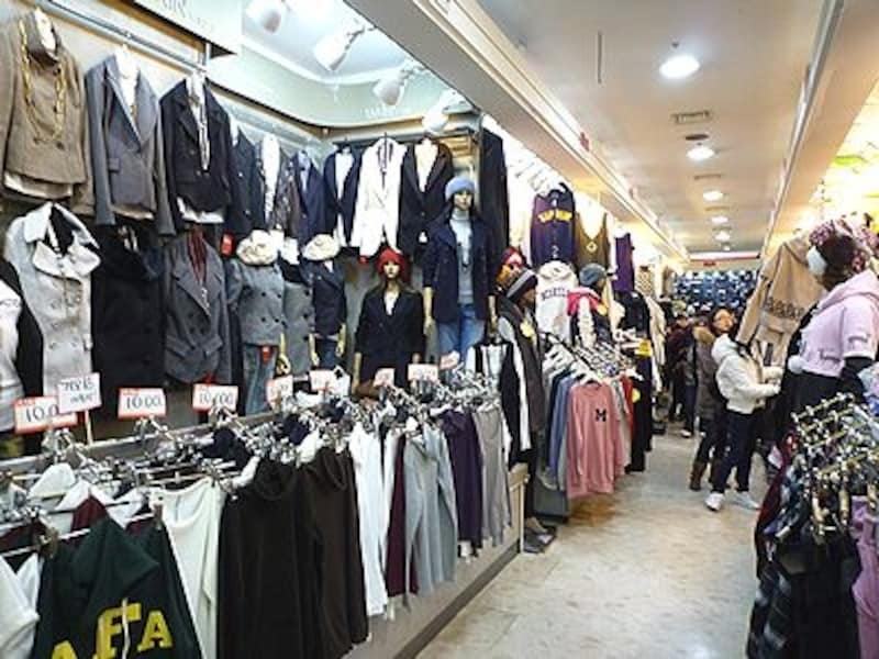 ショッピングのメッカ、東大門のファッションビルは安いアイテムもたくさん。質をしっかり確認して、日本より割高商品を買わないようにご注意を！