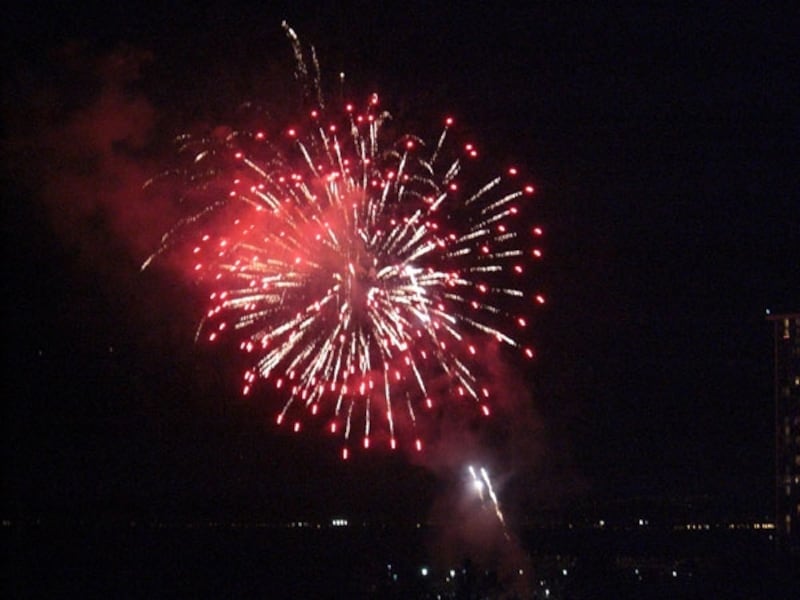 金曜恒例、ヒルトンの花火も打ち上げの根元から見える!