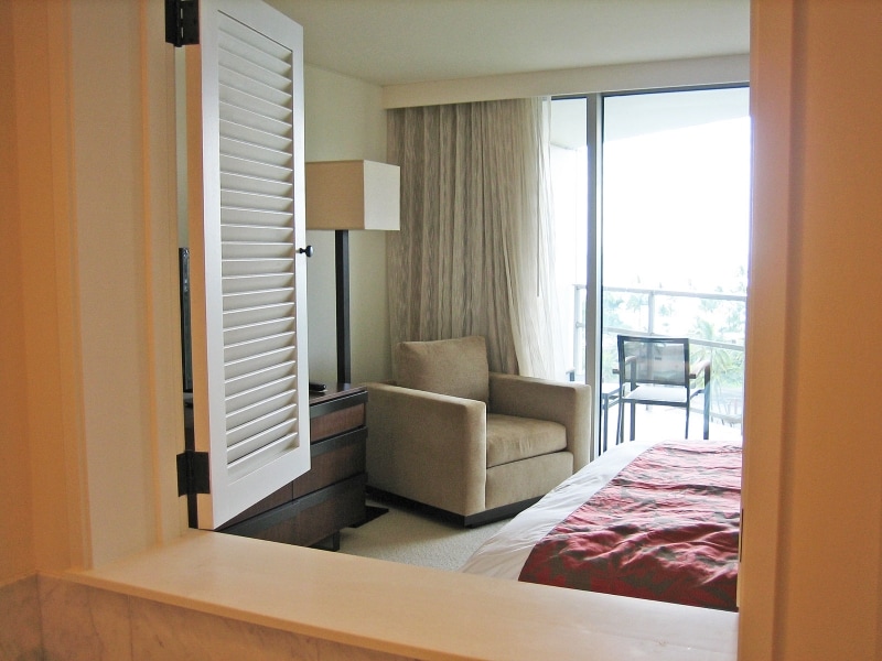 1ベッドルームのメイン・バスルームからは、ベッドルーム越しにビーチも見える