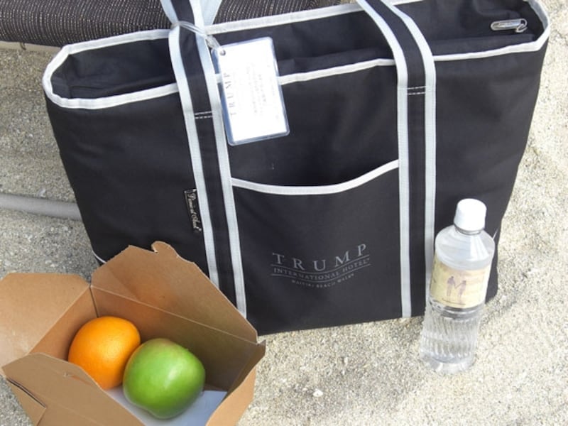 ビーチへ出掛ける際にサービスされる、バスタオル&ドリンクバッグ