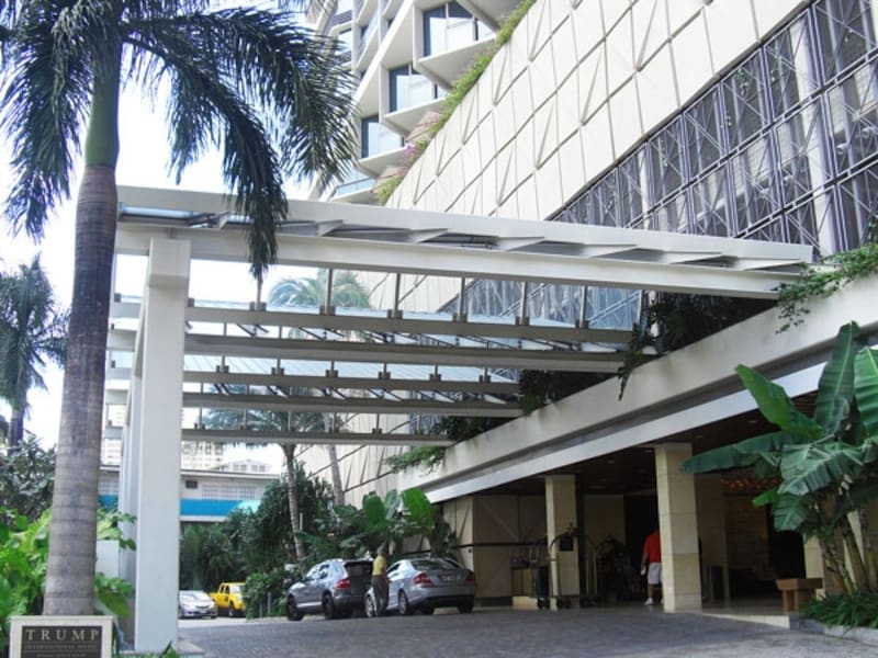 ホテル正面、エントランス。テキパキと車の誘導を行う帽子をかぶったドアマンから印象的でした