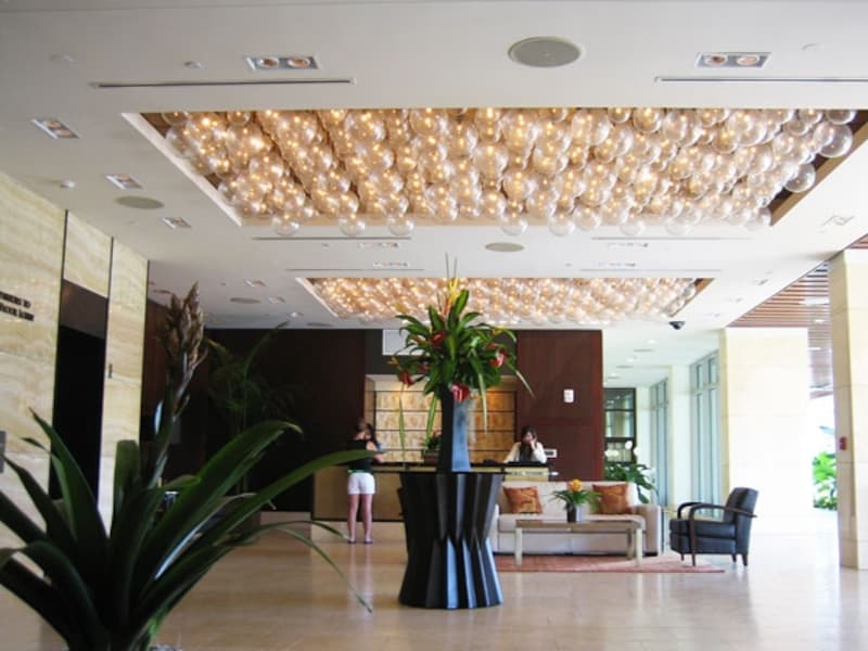 車寄せがある1階エントランス。6階ロビーラウンジまでは直通エレベーターで