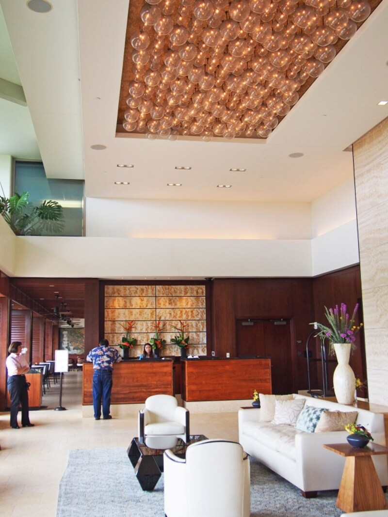 海風が吹き抜ける気持ちのいいロビーラウンジ。ここはワイキキの喧騒とは別世界