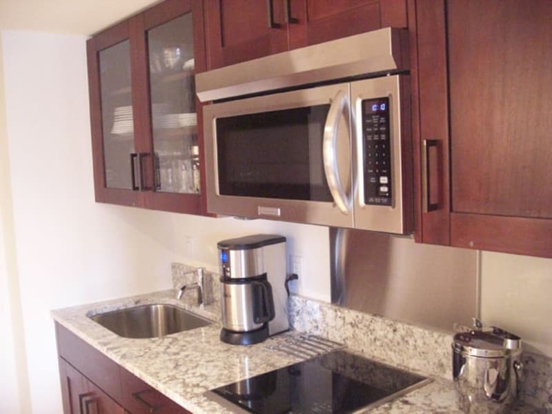 スーパーの総菜を温めたり、コーヒーを入れたり、何かと便利なステューデオのキチネット