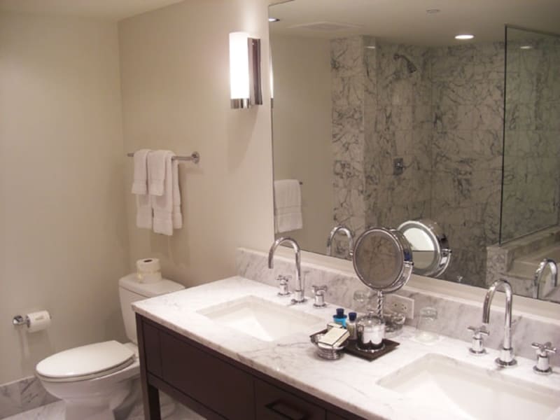 ダブルシンクの贅沢バスルーム。こちらはステューディオのもの