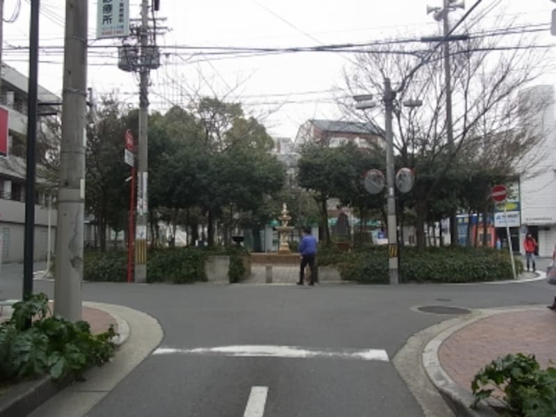 レッチワースロード＠千里山、噴水とロータリー