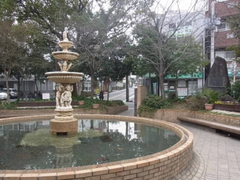 レッチワースロード＠千里山、噴水とロータリー