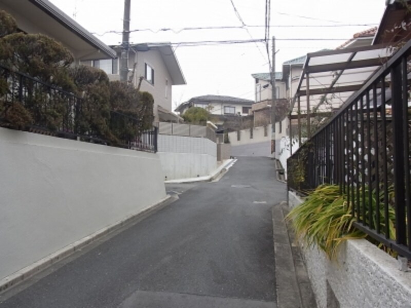 千里山の住宅地、街路の中